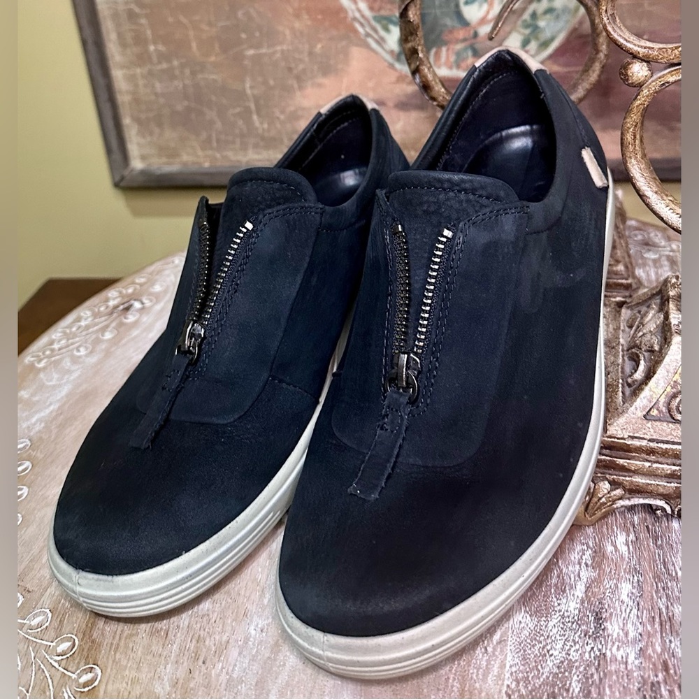 EUC ECCO “Soft 7 Zip II” Low Cut in Black Nubuck with top zipper. Size 8/39.